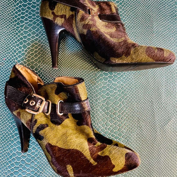 Nine West pony hair & leather camouflage- print bootie size 6 M - Picture 2 of 10